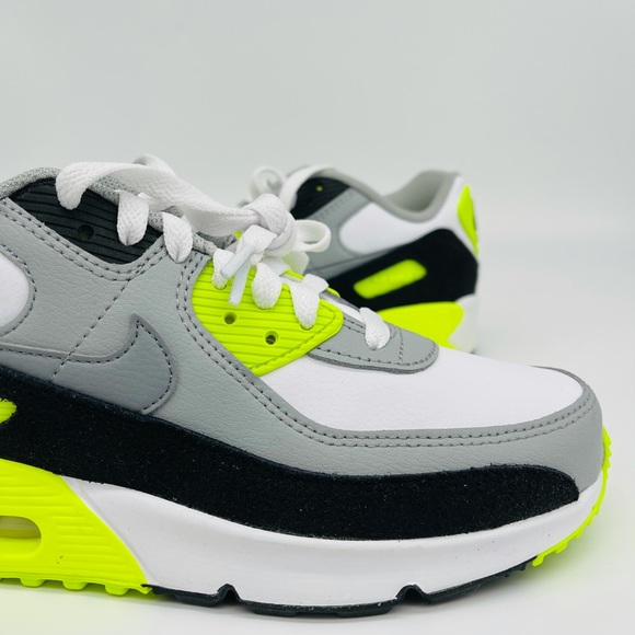 WMNS Nike Air Max 90 - Picture 4 of 9